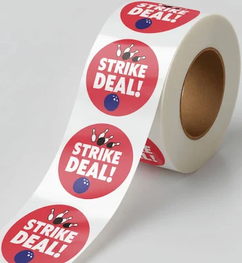 Rulle med runde røde Strike Deal kampagne-stickers med bowling motiv