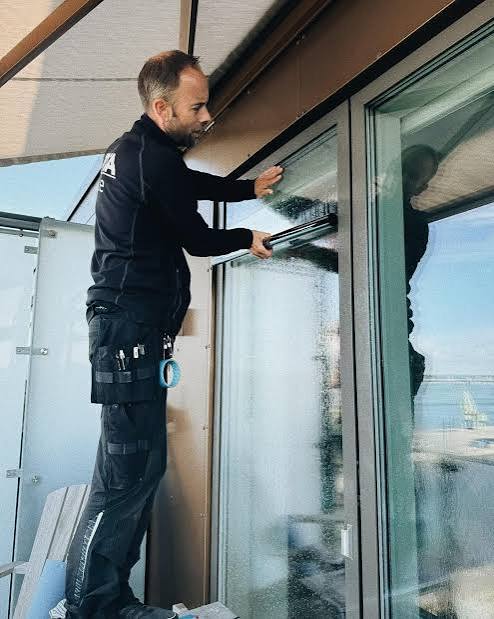 Højhus og etagebyggeri med solfilm på facadevinduer
