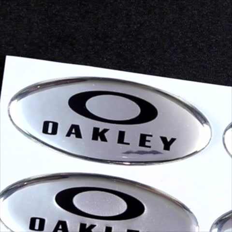 Domed labels med sølv metallic bund og sort logo