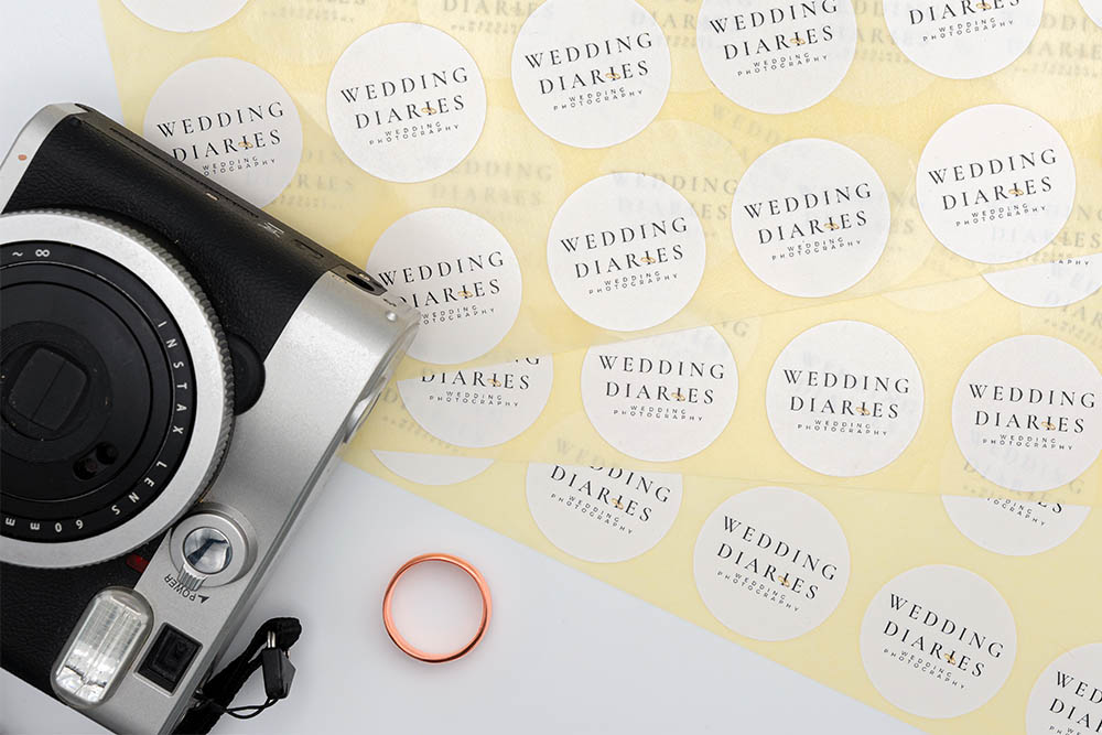 Runde hvide branding stickers til Wedding Diaries fotograf
