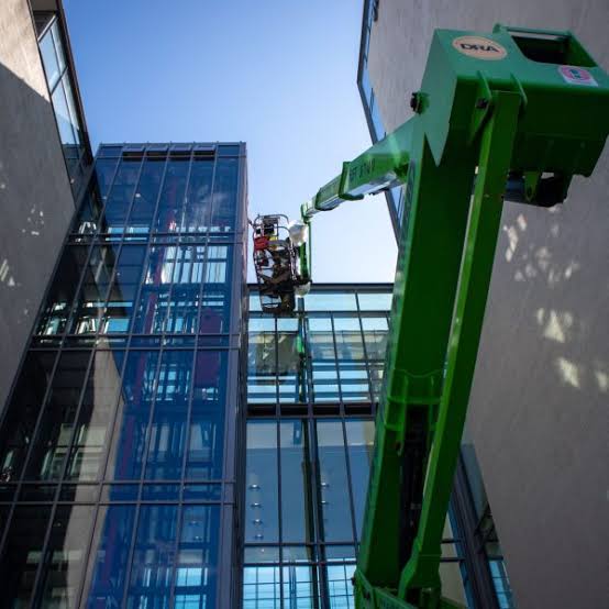 Montage af solfilm fra lift på højhus