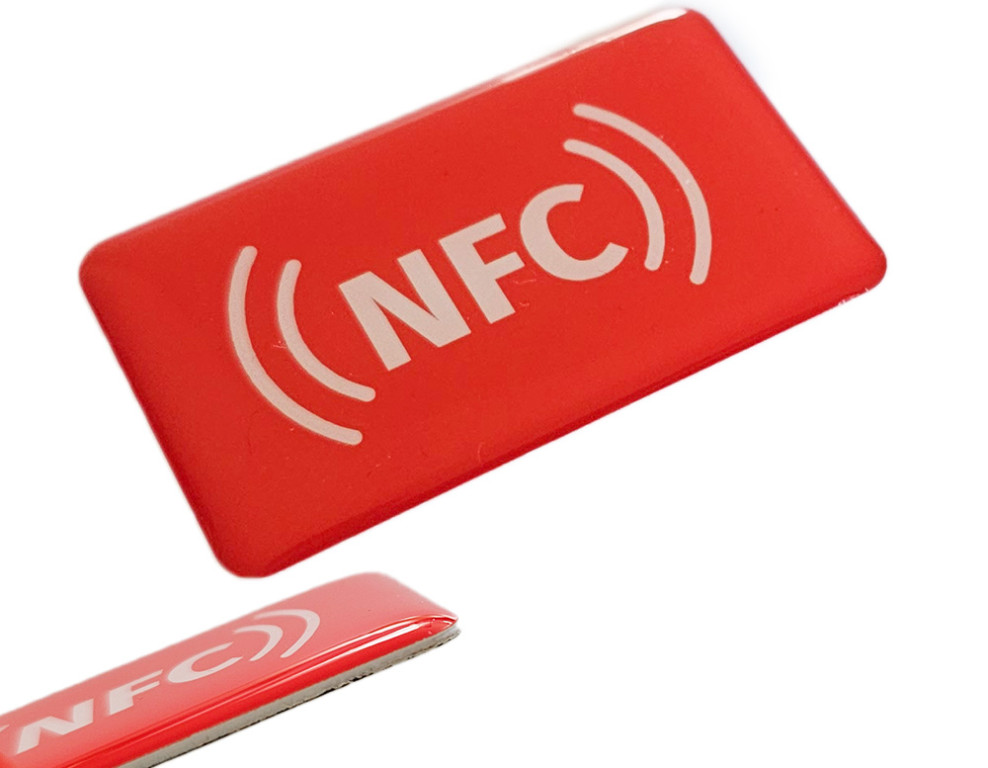 Rød NFC domed label i firkantet format