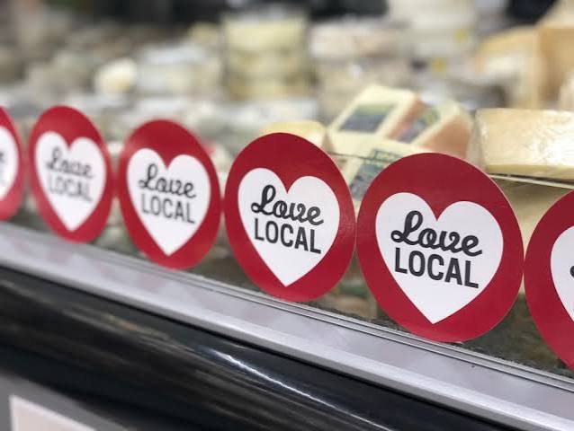 Runde røde Love Local hjerte-klistermærker i køledisk