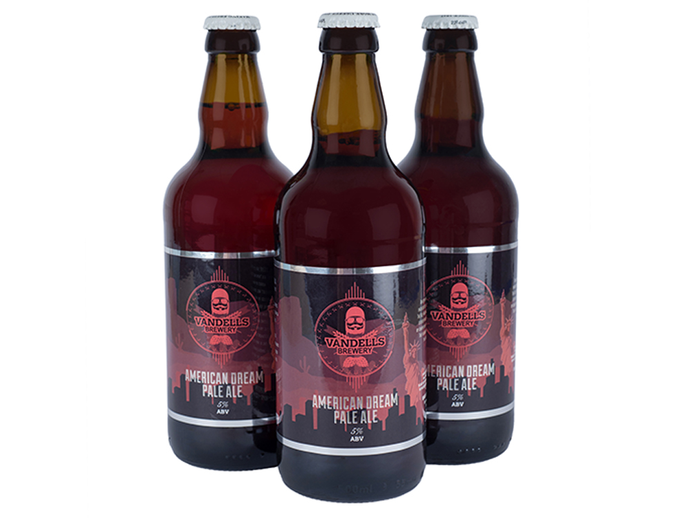 Ølflasker med metalliske sølvfolie labels