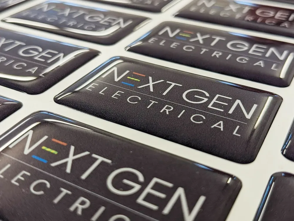 Domed labels med logo – rektangulære resin klistermærker