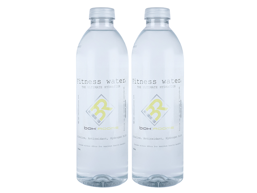 Transparente labels på plastikflasker med fitness water branding