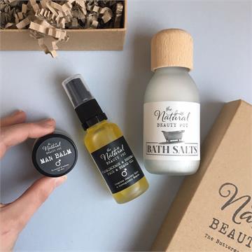 Sorte matte labels på naturkosmetik med badesalt og olie