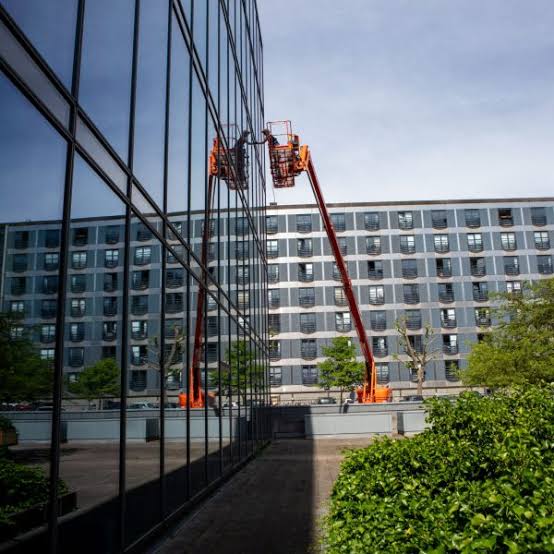 Erhvervsbygning med store panoramavinduer og solfilm