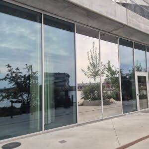 Butiksfacade med spejlende solfilm