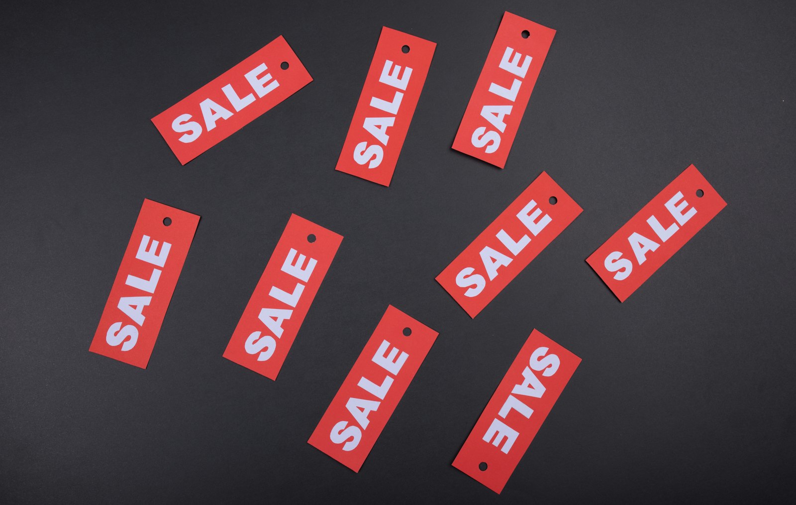 Røde hangtags med hvidt logo – labels til butik og kampagne