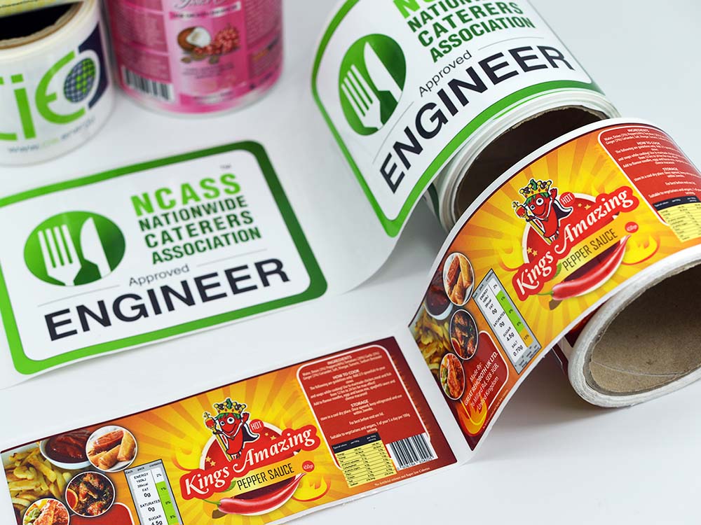 Blandede firkantede og rektangulære labels med logo og produktdesign