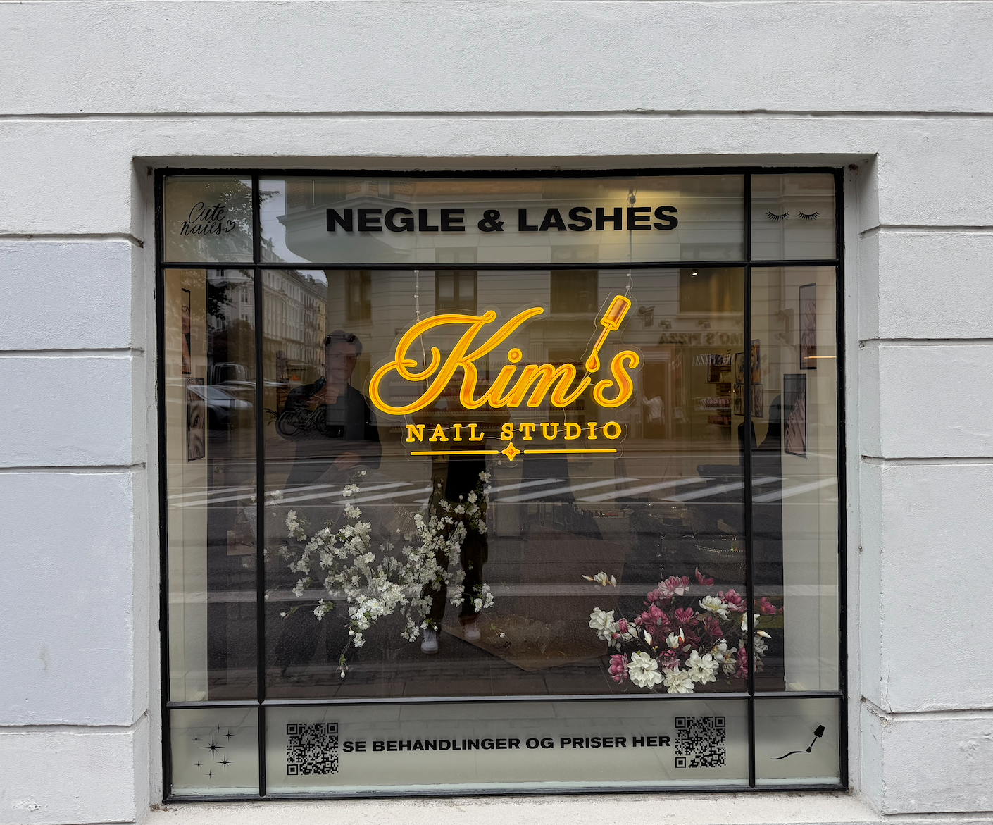 Kim's Nail Studio – LED-neonskilt på Østerbro – skilt og facadeskiltning til retail – leveret af Jeddie.dk