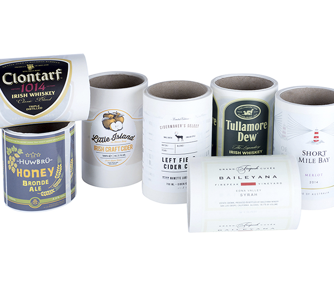 Ruller af trykte produktlabels til whisky, cider og vin