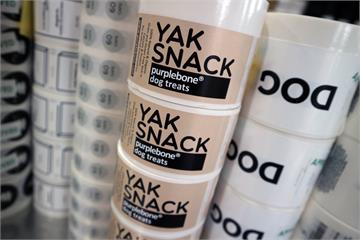 Ruller med matte firkantede labels til dyresnacks