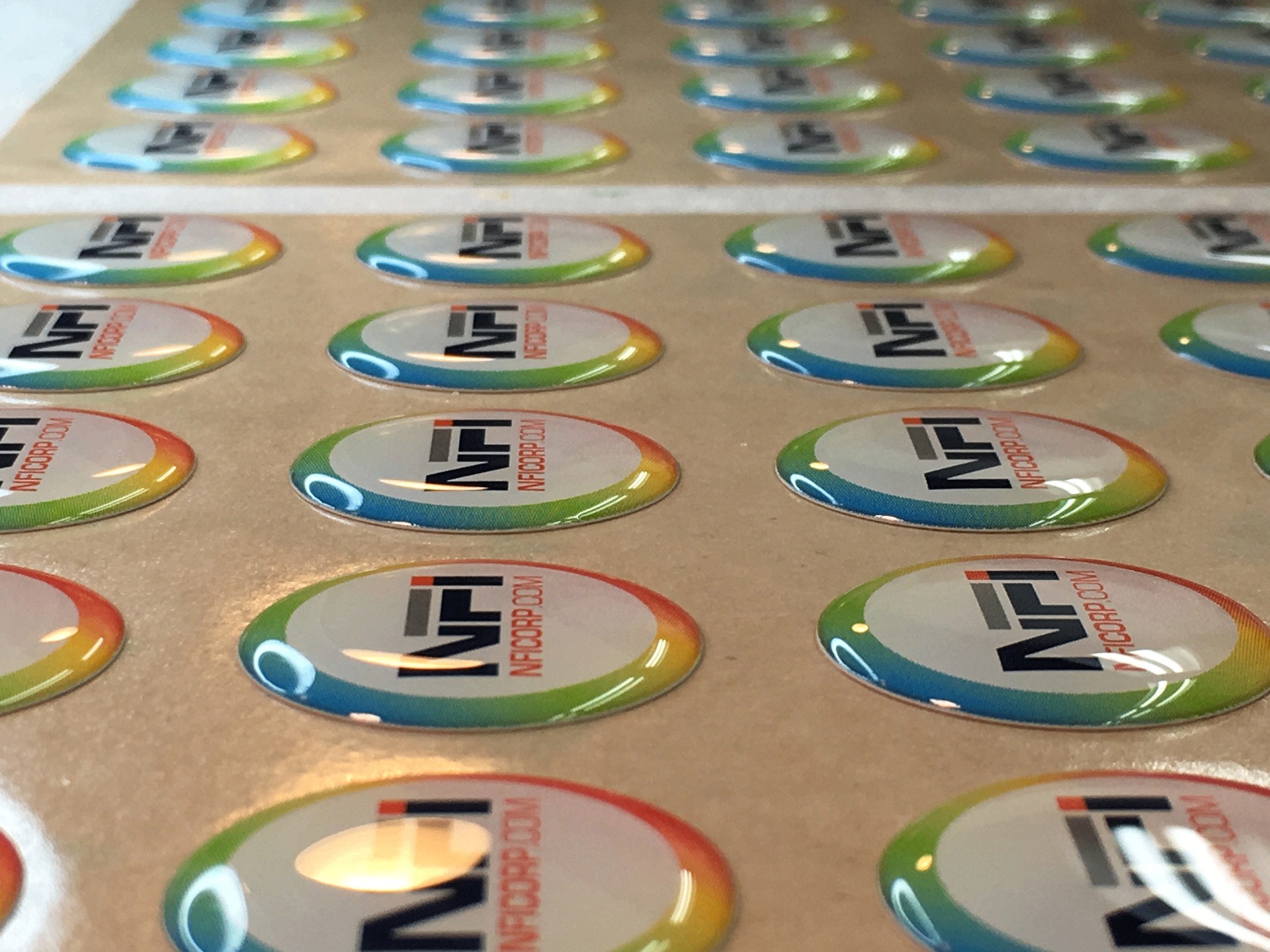 Ovale domed labels med farvet kant og logo