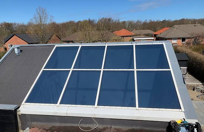 Solfilm monteret på ovenlys i erhvervsbygning
