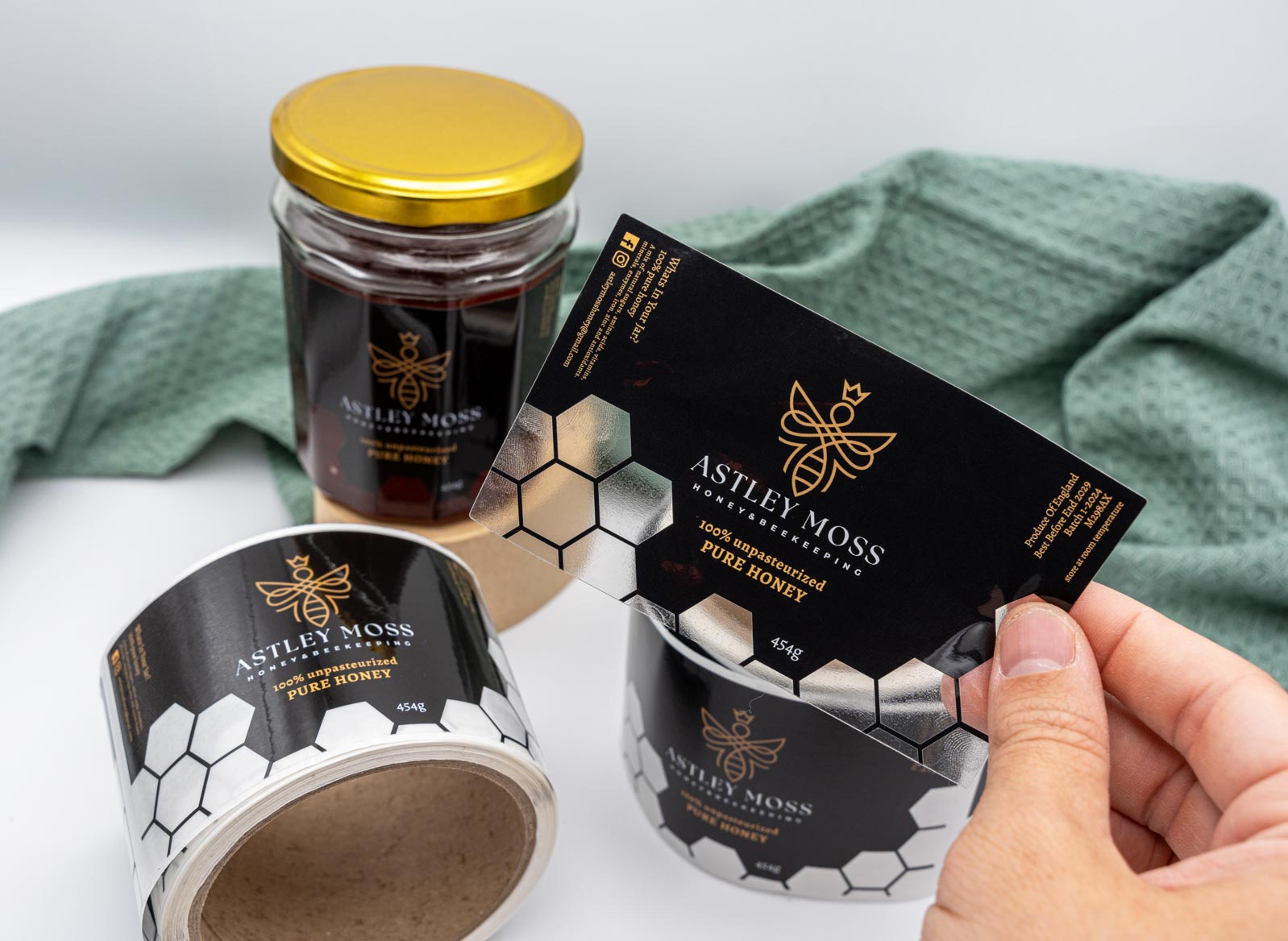Sorte hexagon-mønstrede honninglabels med guld branding