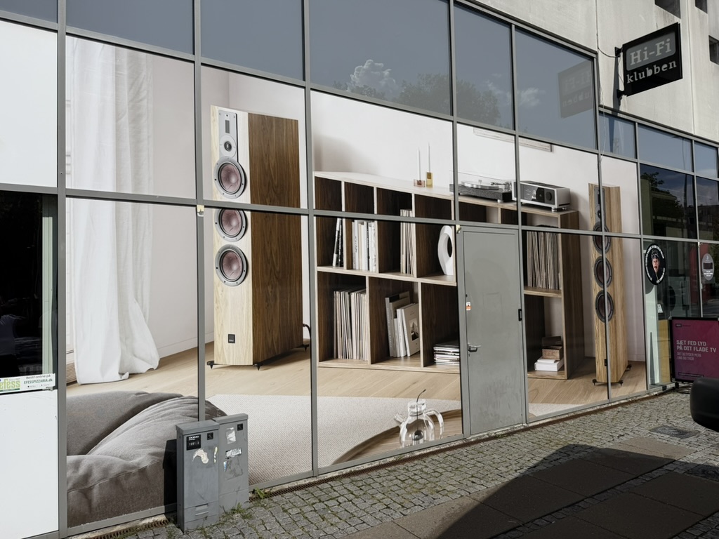 Printet rudefolie monteret på Hi-Fi Klubbens facade i Taastrup