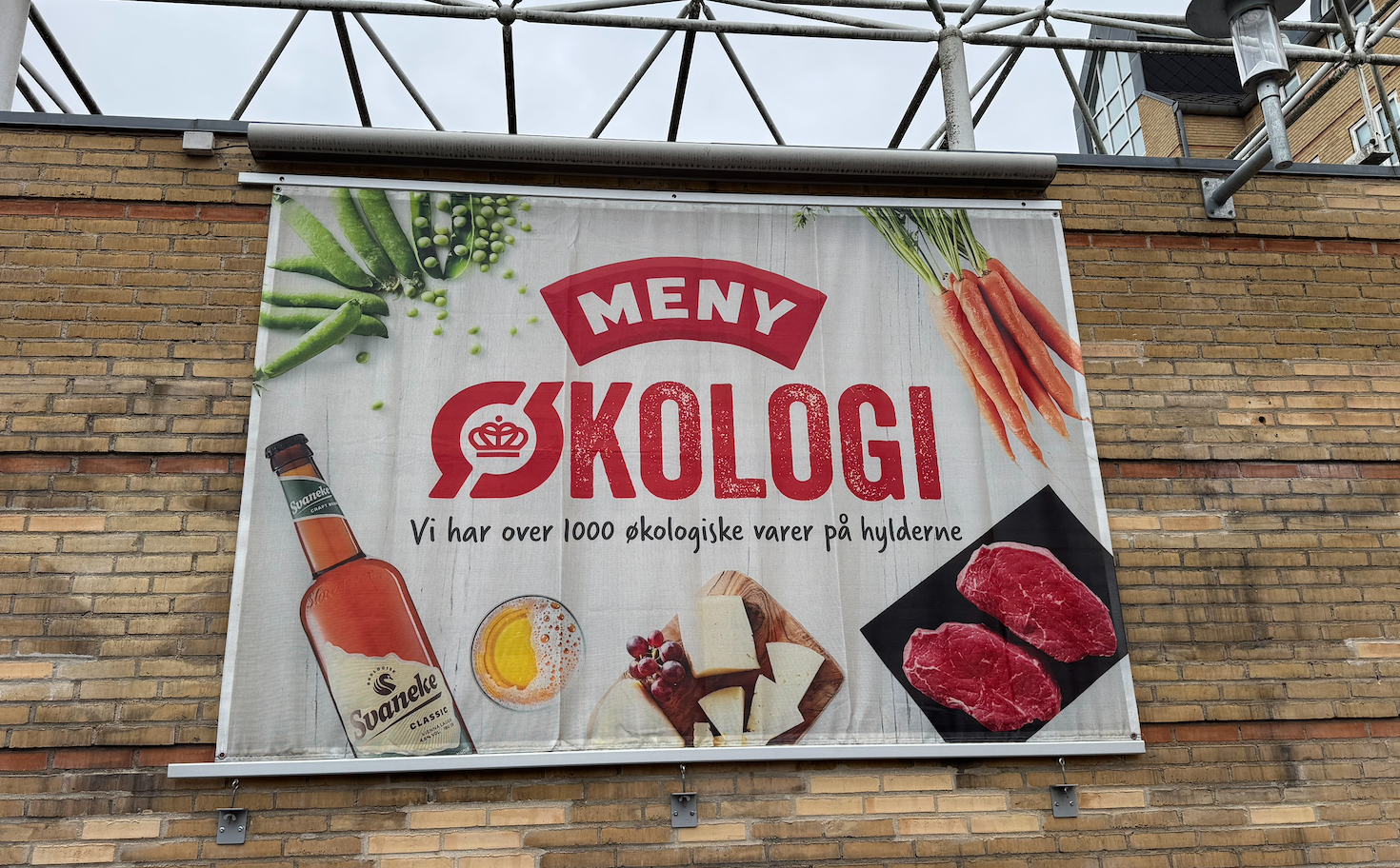 Bannermontage – Facadebanner med aluskinne – Meny