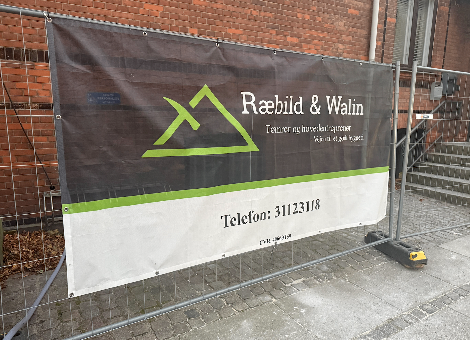 Bannercase for Ræbild & Walin – Byggepladshegn med mesh-banner