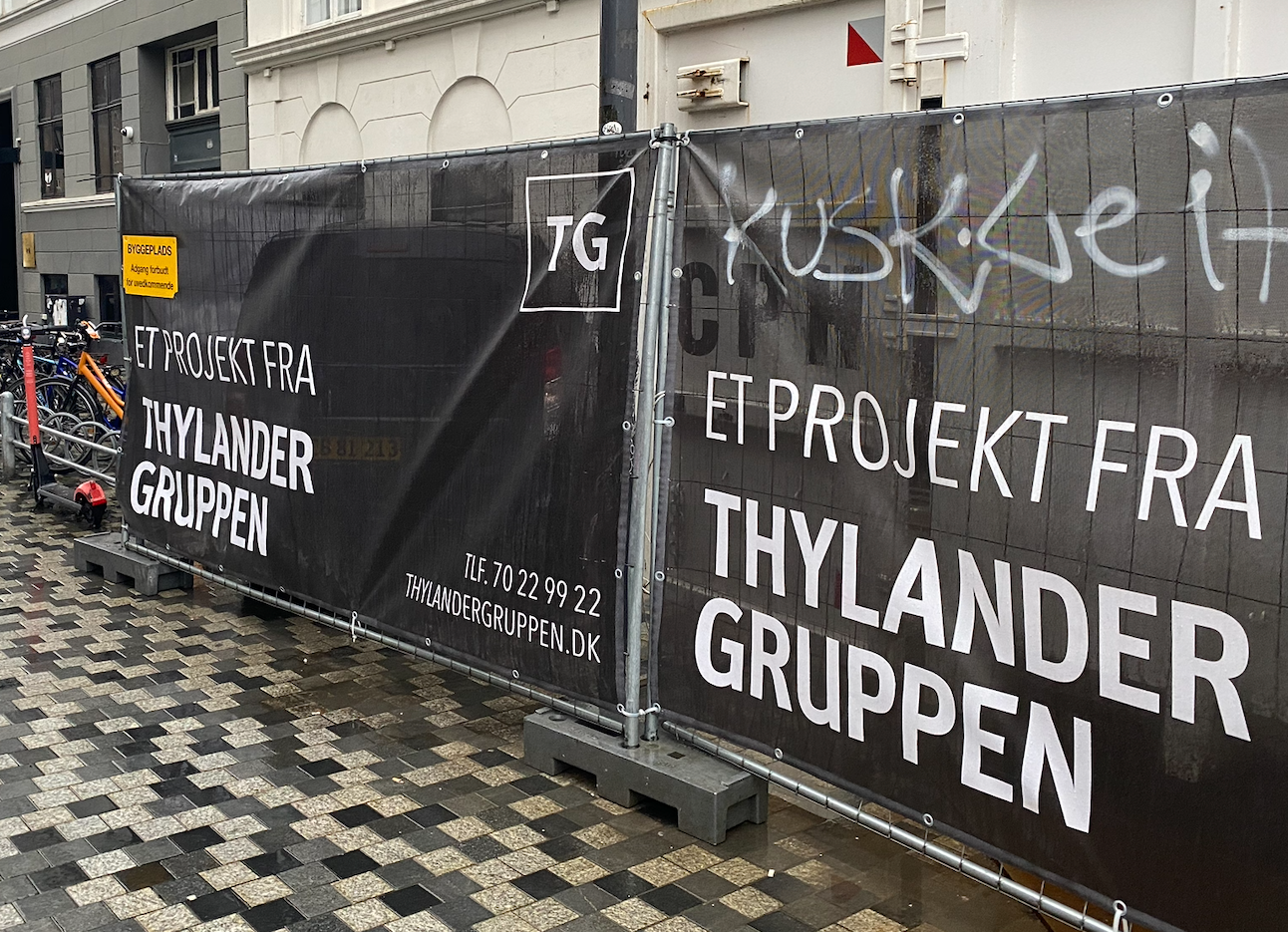 Bannercase for Thylander Gruppen – Byggepladshegn med mesh-banner