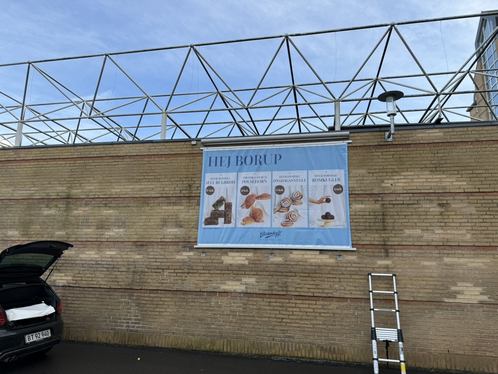 Bodenhoff – Meshbannere i skinnesystem på ydervæg - billede 1