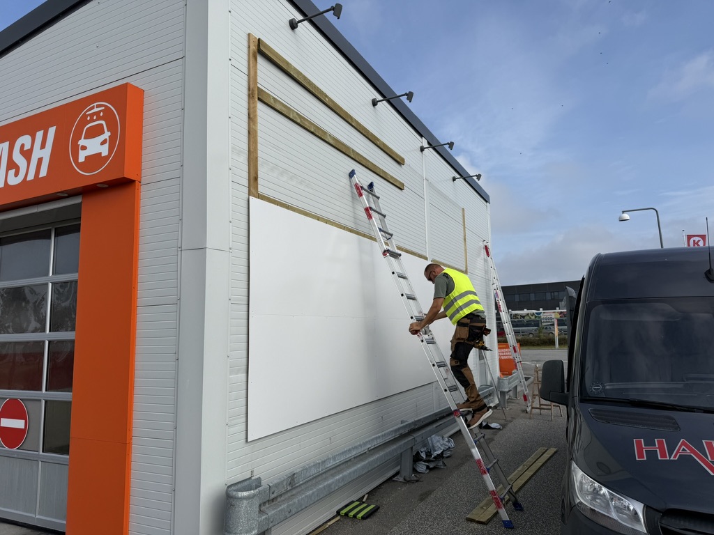 Storformat skilteplader og foliemontage til Ingo Carwash - billede 1