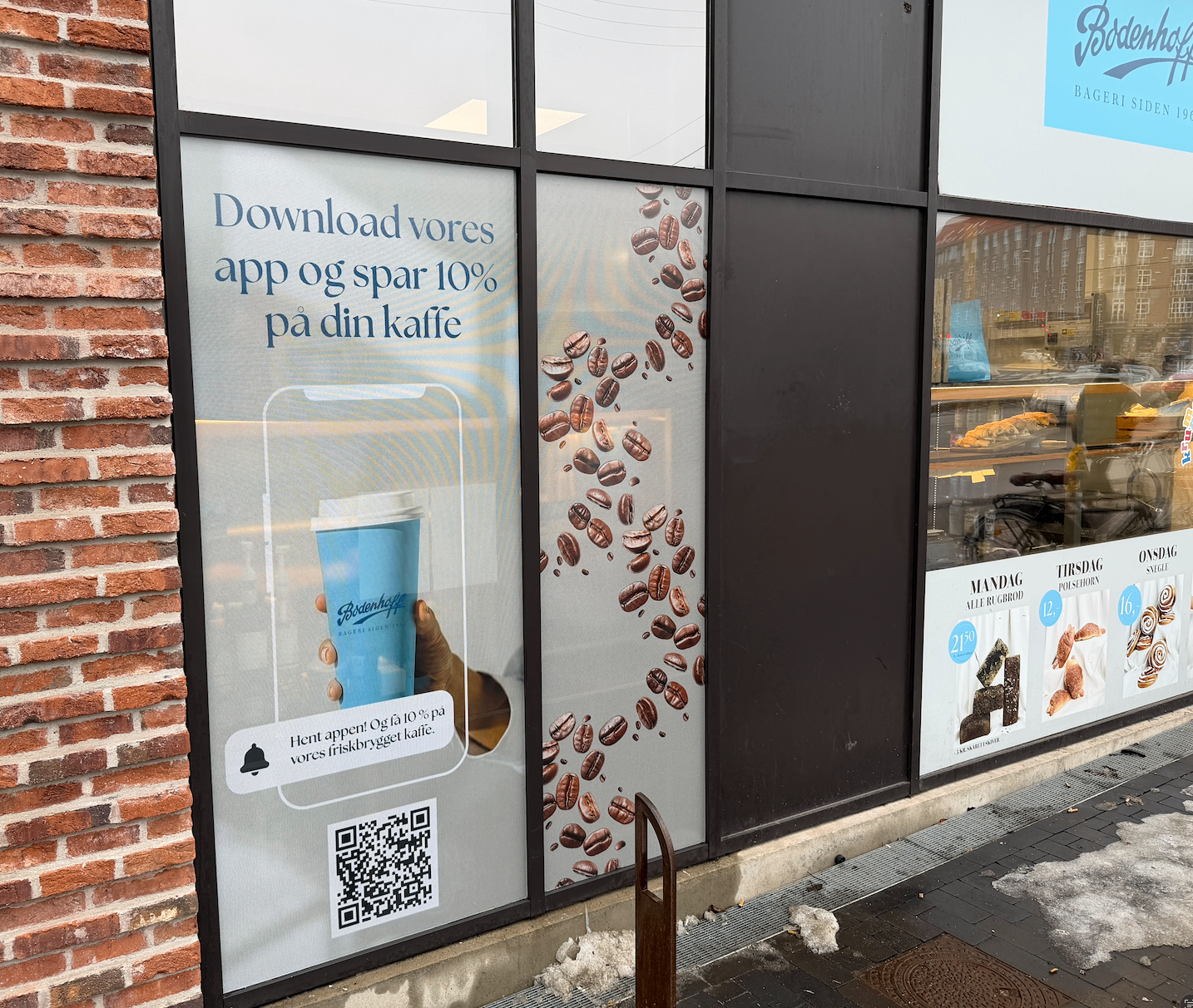 One-way vision med fuldfarveprint af kaffekampagne på bagerivindue