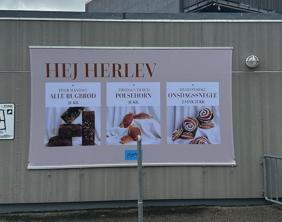 Facadebanner med skinnesystem – Bodenhoff Herlev