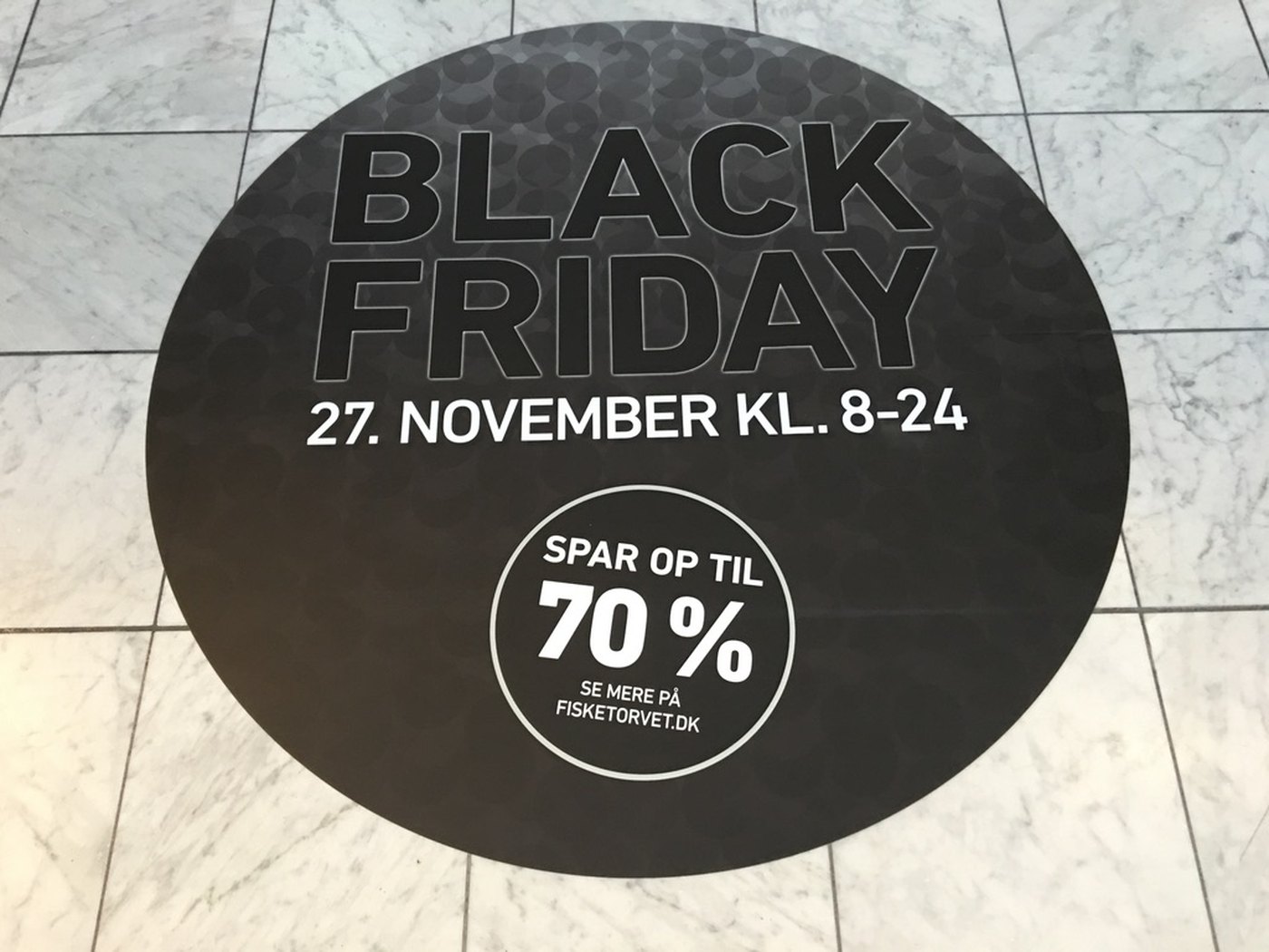 Rund gulvfolie med Black Friday-kampagne monteret på gulv i indkøbscenter