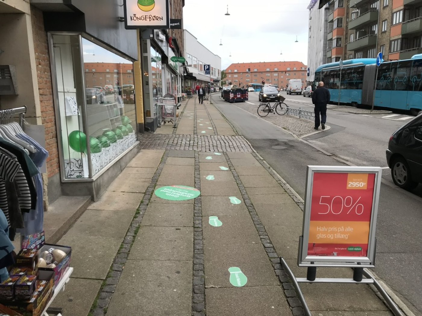 Konturskårne gulvfolier som fodspor på fortov foran butik