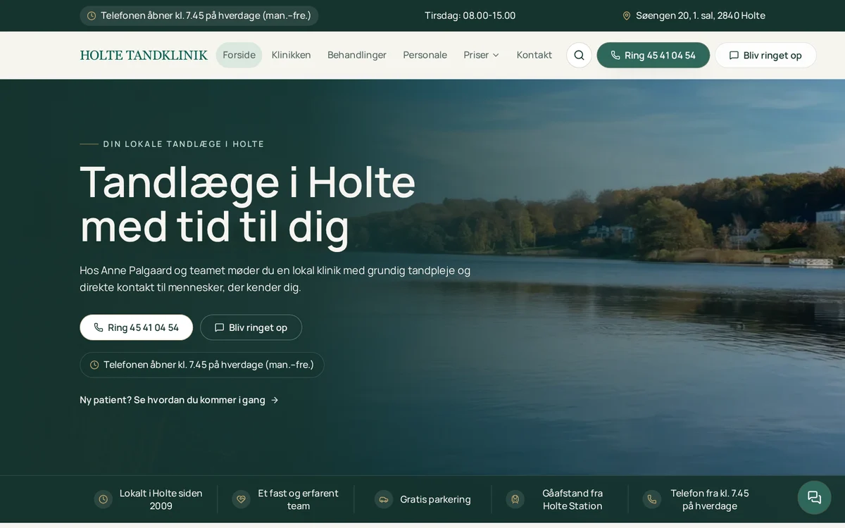 Forsiden af Holte Tandklinik med søudsigt og knapper til at ringe eller blive ringet op