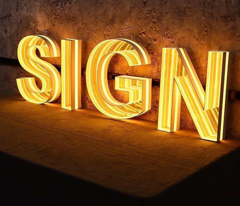 LED-kanalbogstaver om aftenen