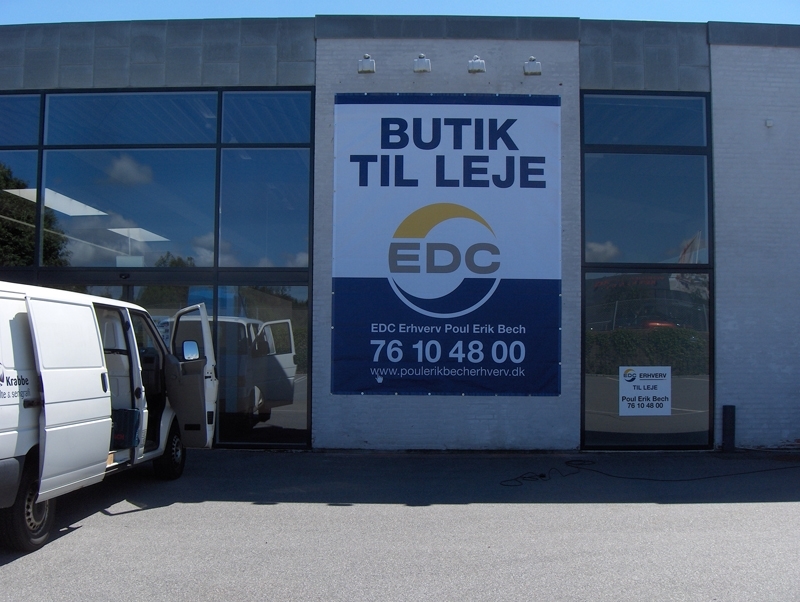 Stort facadebanner med Butik til leje på erhvervsfacade