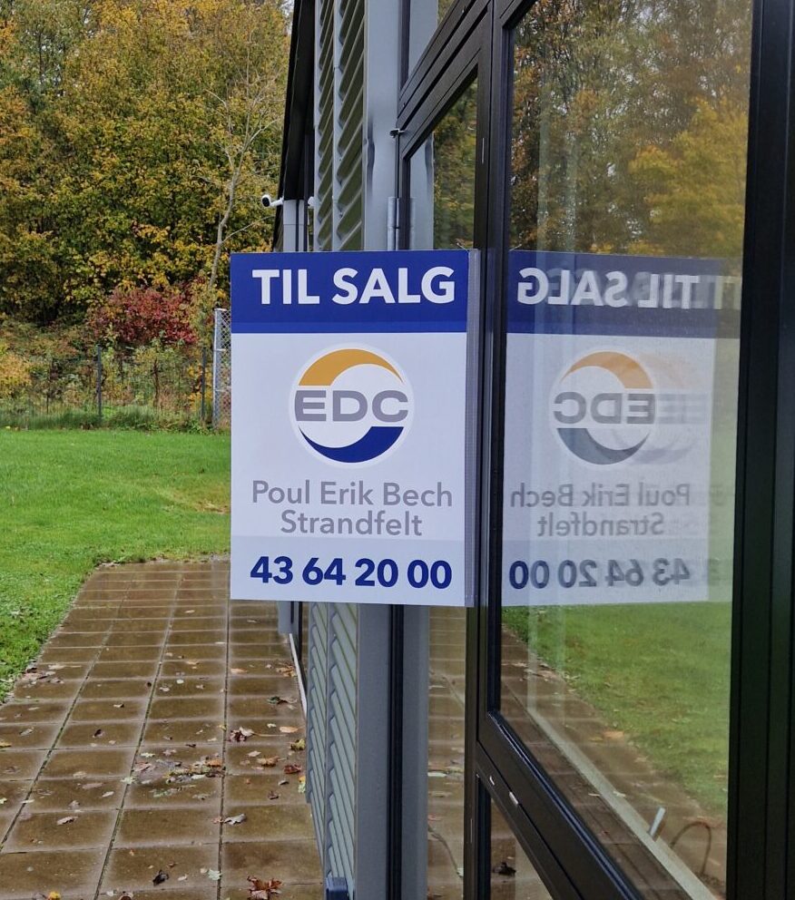 Til salg rude indstiks skilt på erhvervsfacade