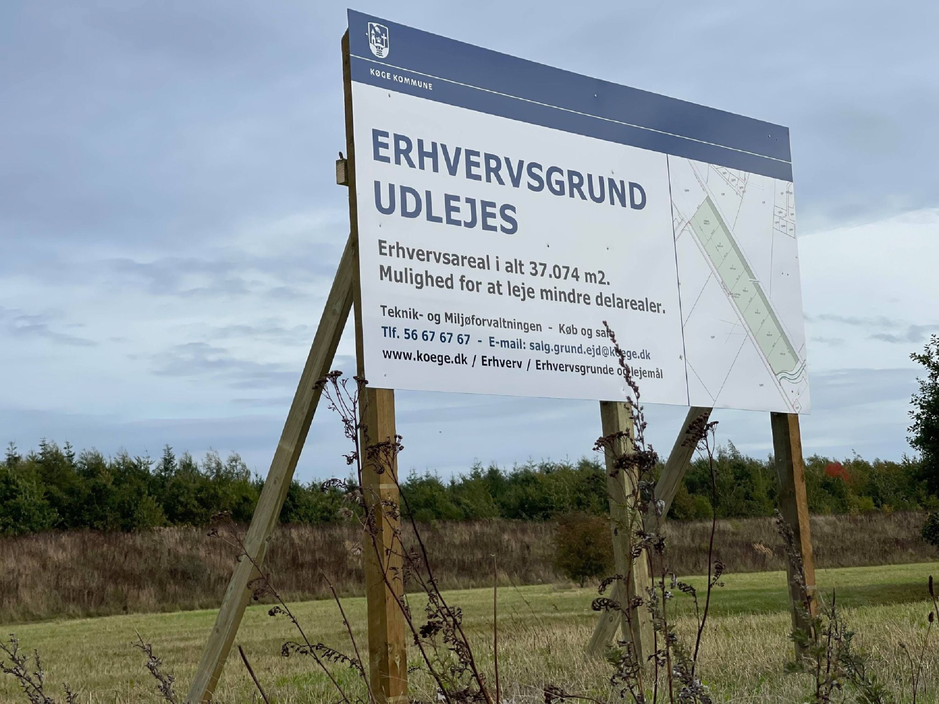 Stort erhvervsskilt til udlejning af kontor- og lagerejendom