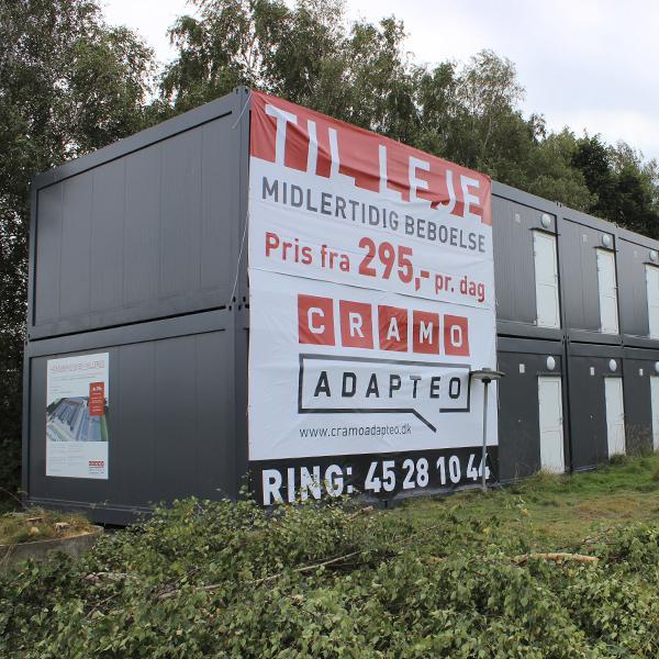 Stort facadebanner på containere om midlertidig udlejning